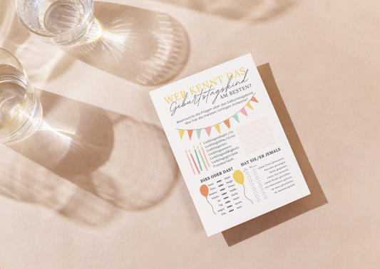 Boho Partyspiel Karte Wer kennt das Geburtstagskind am besten, nachhaltiges Druckdesign auf beigem Tisch mit Gläsern und Lichtreflexen