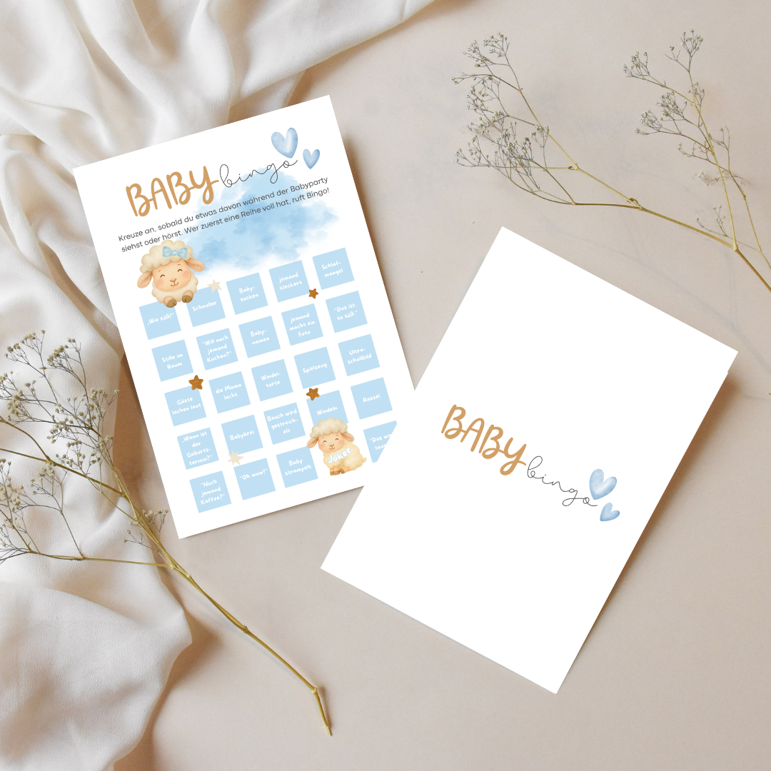 Set aus zwei Baby Bingo Karten im Boho Stil – Vorder- und Rückseite mit Lammmotiv auf hellem Stoff mit Trockenblumen, Babyparty Spiel in Blau