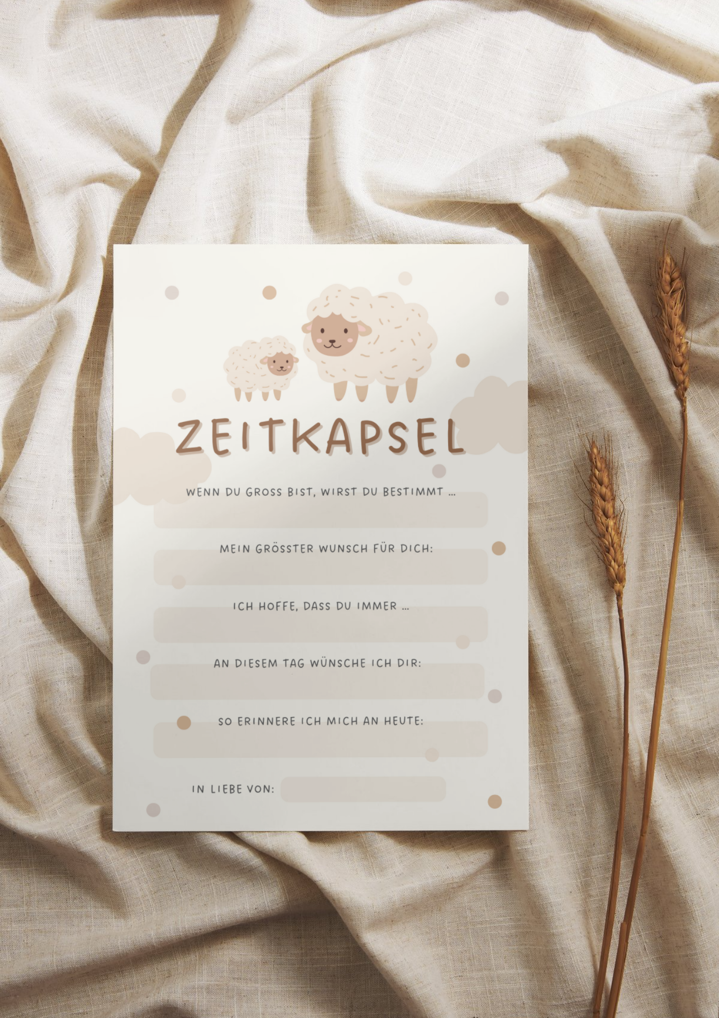 Boho Zeitkapsel Karte mit süßem Schafmotiv, beige Farbpalette auf Stoffuntergrund mit Trockenblumen, Geschenkidee zur Geburt oder Taufe