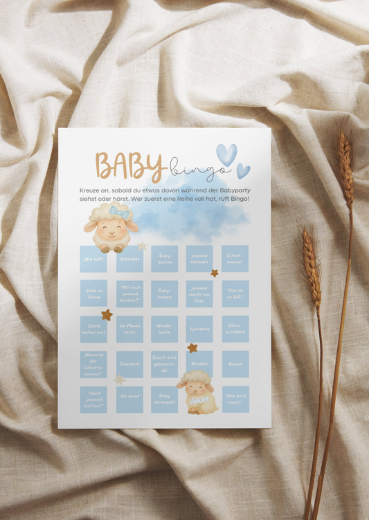 Boho Baby Bingo Karte in Blau auf hellem Stoff mit Trockenblumen, nachhaltiges Babyparty Spiel im Lamm-Design