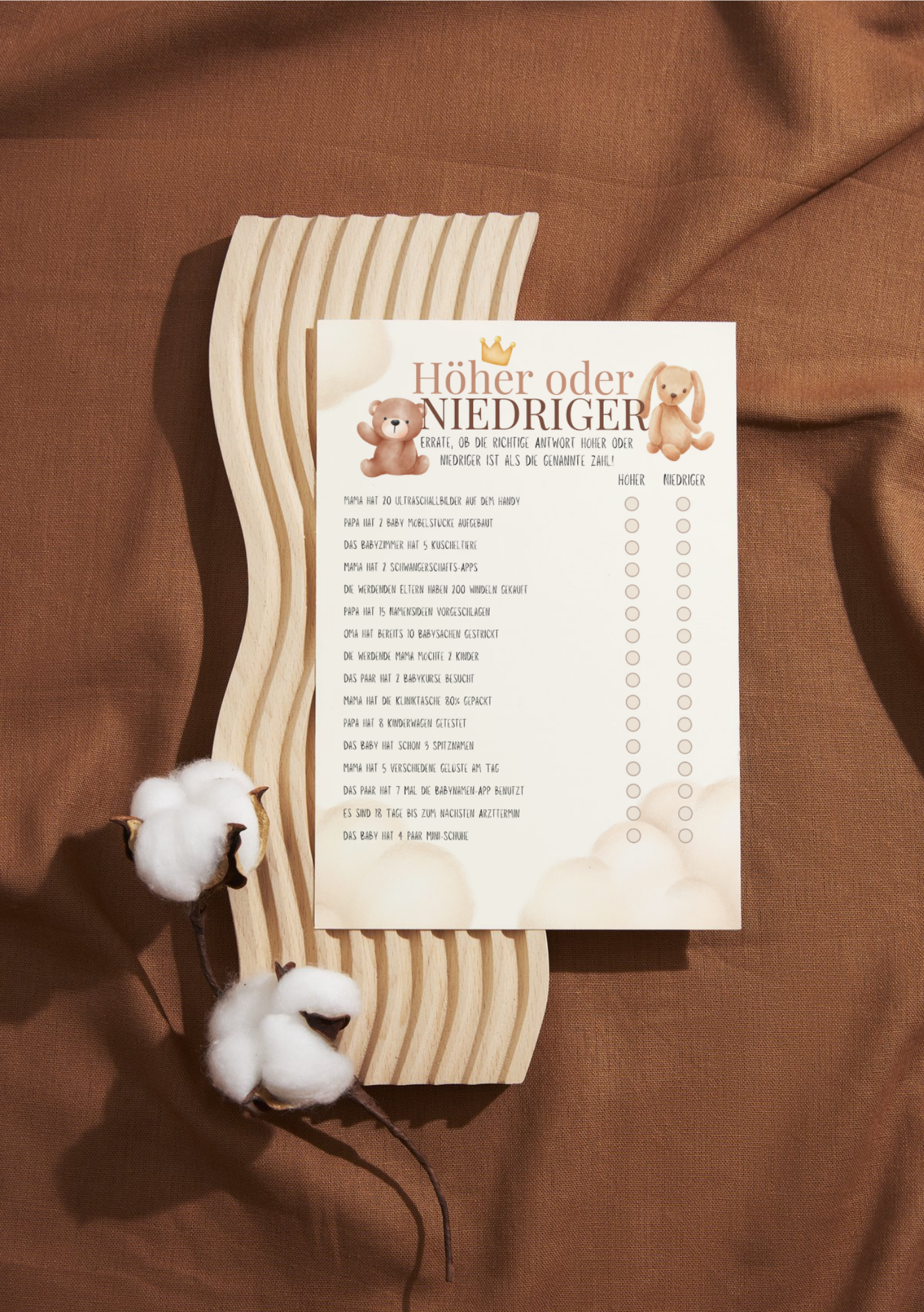 Boho Höher oder Niedriger Spielkarte mit süßem Teddybär-Motiv auf braunem Stoff, nachhaltige Deko-Szene mit Baumwolle – lustiges Babyparty Spiel