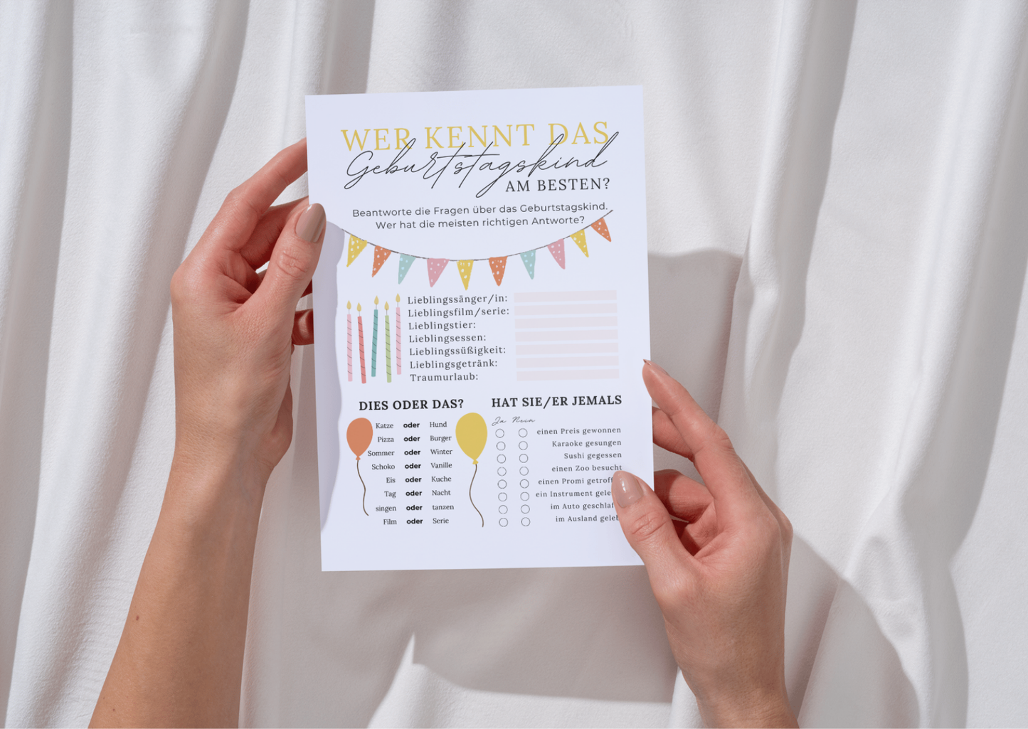 Partyspiel Karte Geburtstagsquiz im Boho Stil, Wer kennt das Geburtstagskind am besten, A5 Karte auf Stoffuntergrund mit Händen gehalten