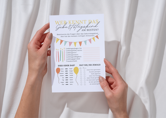 Partyspiel Karte Geburtstagsquiz im Boho Stil, Wer kennt das Geburtstagskind am besten, A5 Karte auf Stoffuntergrund mit Händen gehalten