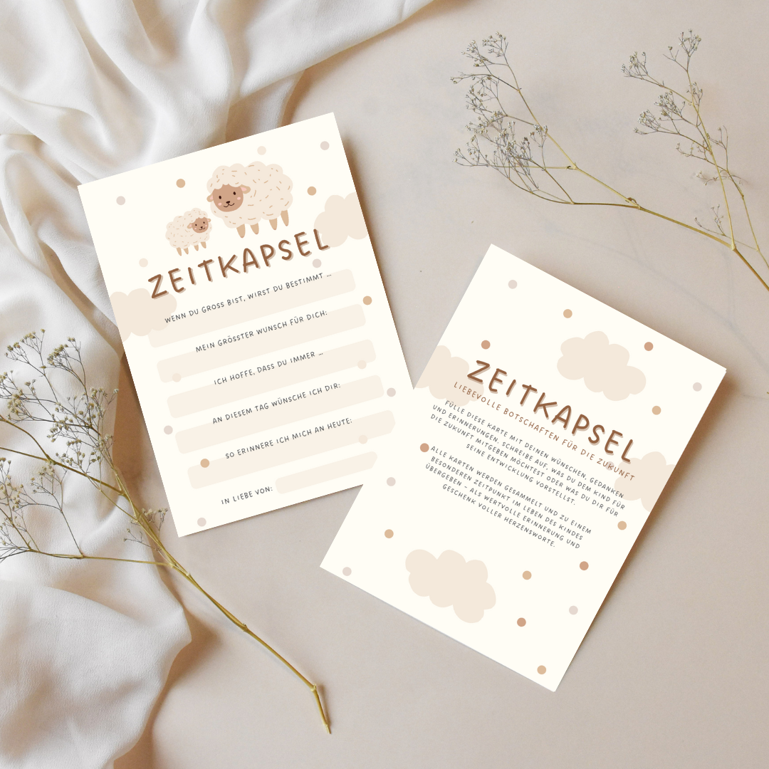Set aus zwei Boho Zeitkapsel Karten mit Schafmotiv in Beige – Vorder- und Rückseite auf hellem Stoff mit zarten Trockenblumen – Erinnerungskarten für Kinder