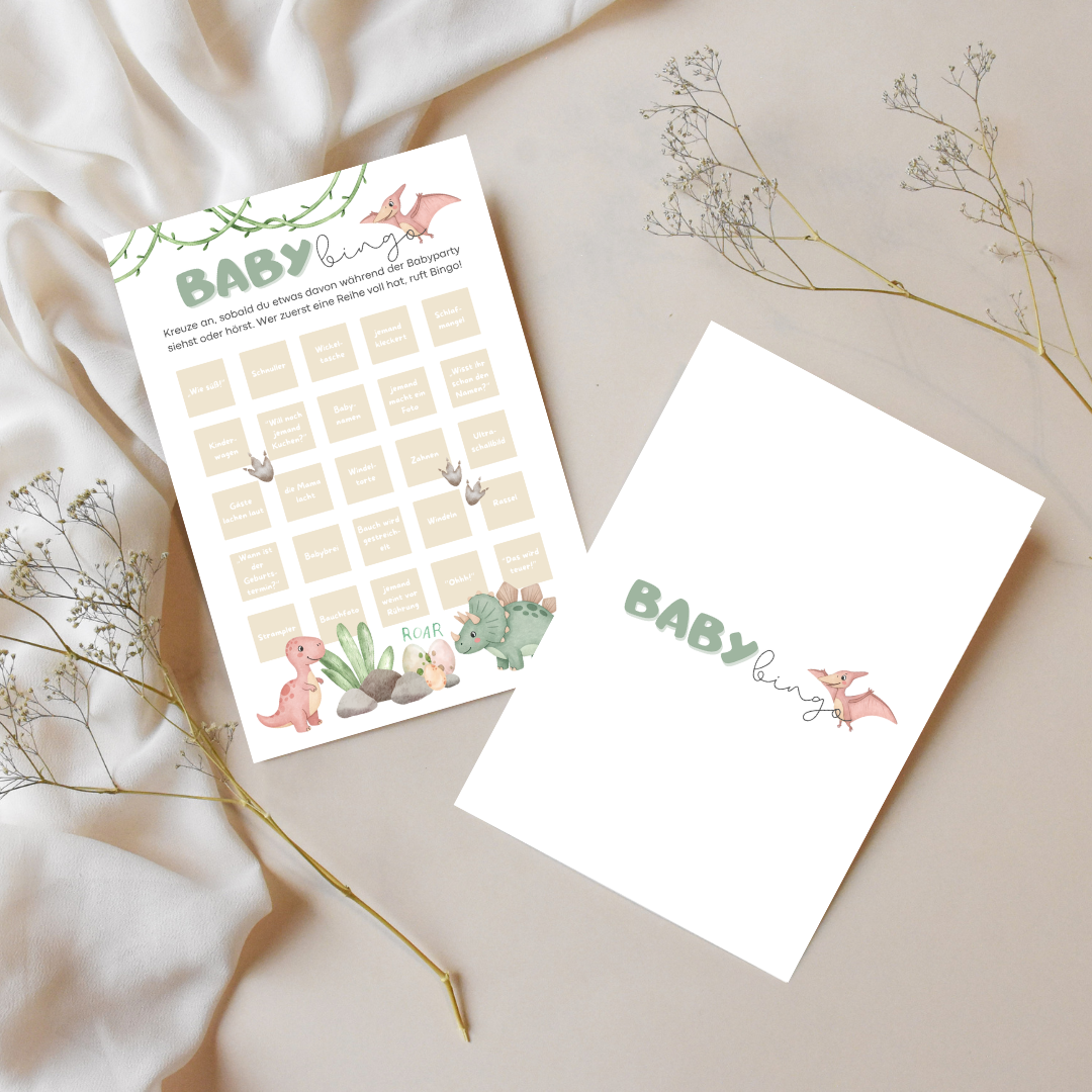 Set aus zwei Baby Bingo Karten im Dino Design – Vorder- und Rückseite im Boho Stil auf hellem Stoff mit Trockenblumen – Babyparty Spiel A6