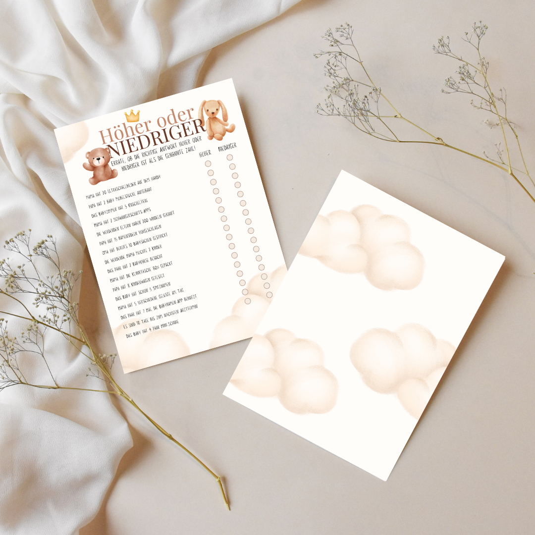 Set aus zwei Höher oder Niedriger Babyparty-Karten im Boho Stil – Vorder- und Rückseite mit Teddybären-Motiv und Wolkendesign auf Stoff mit Trockenblumen